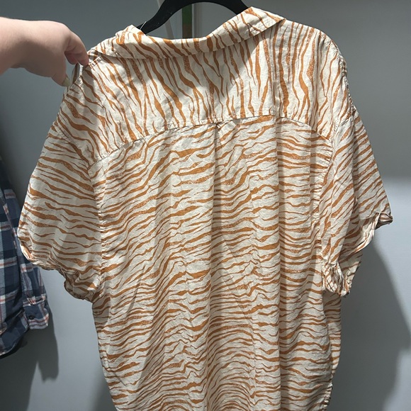 Ava and Viv 2X Button Up Top - Picture 3 of 3